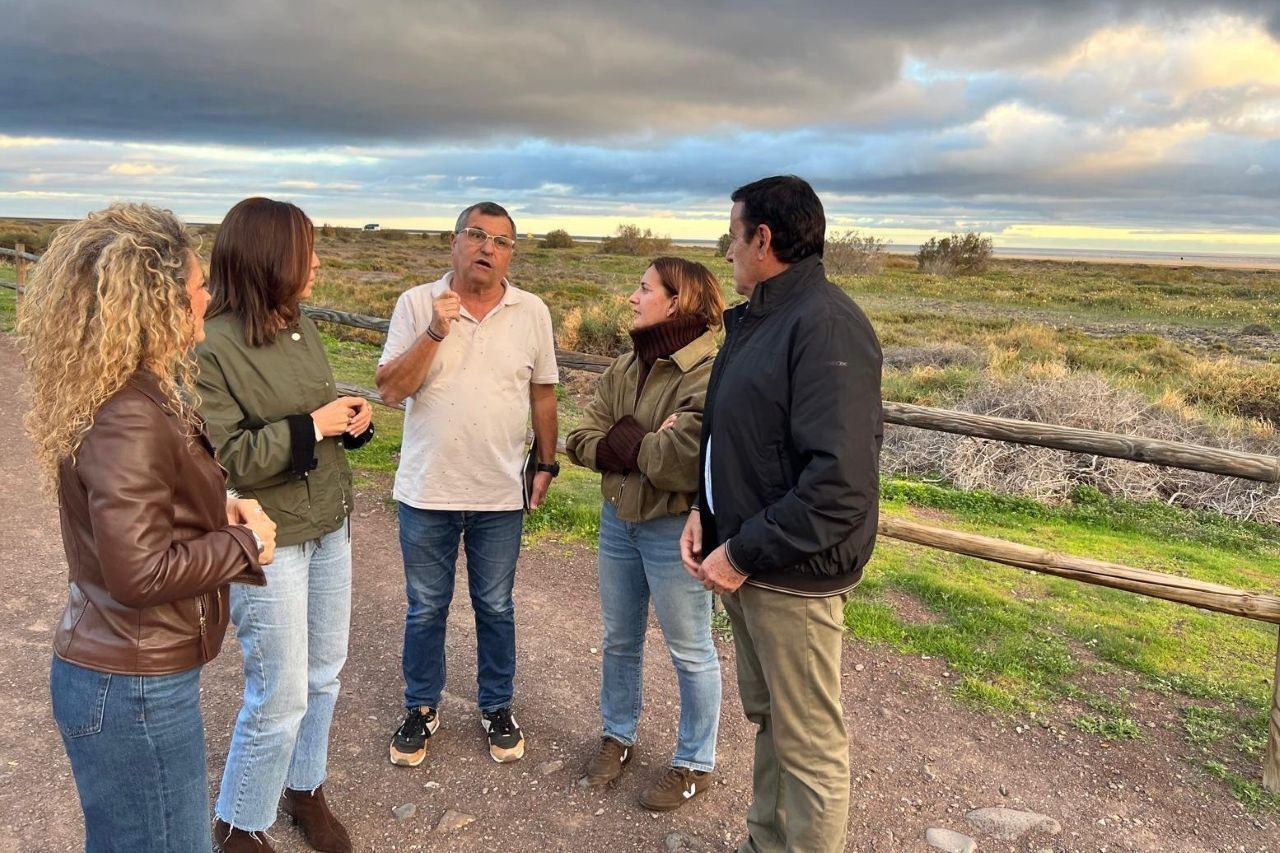Domingo Pérez (PP de Pájara), en el centro de la imagen.