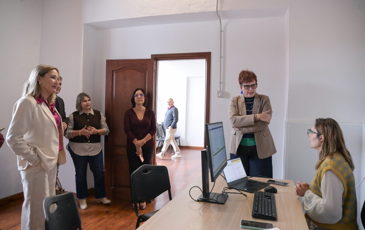 La consejera del Bienestar Social, Candelaria Delgado, y la directora general de Discapacidad, Dulce Gutiérrez, en una visita institucional.