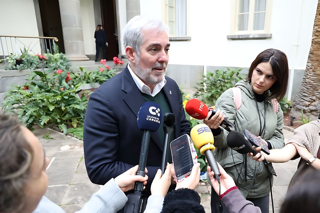El presidente de Canarias, Fernando Clavijo, atiende a los medios.