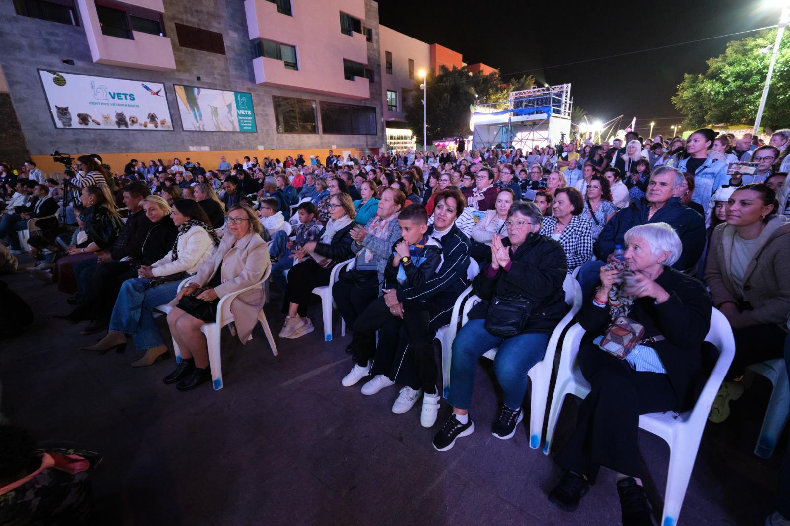 El público de Pájara disfruta del Pregón del Carnaval de Morro Jable.