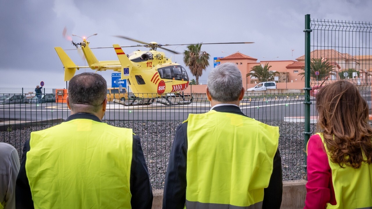 Primer aterrizaje oficial del helicóptero medicalizado en la base de Fuerteventura