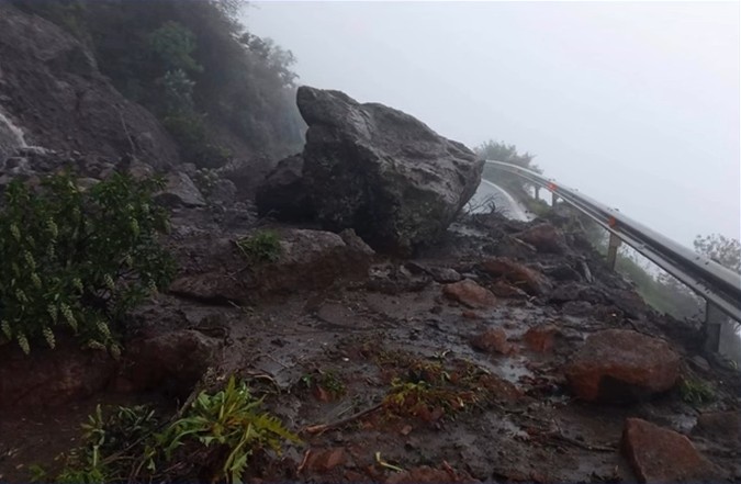 Carretera cortada por los desprendimientos que ha ocasionado la borrasca Therese en Gran Canaria.