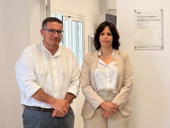 David de Vera y Tacoremi Gutiérrez, en el Centro de Protección Animal de Puerto del Rosario (CPA).