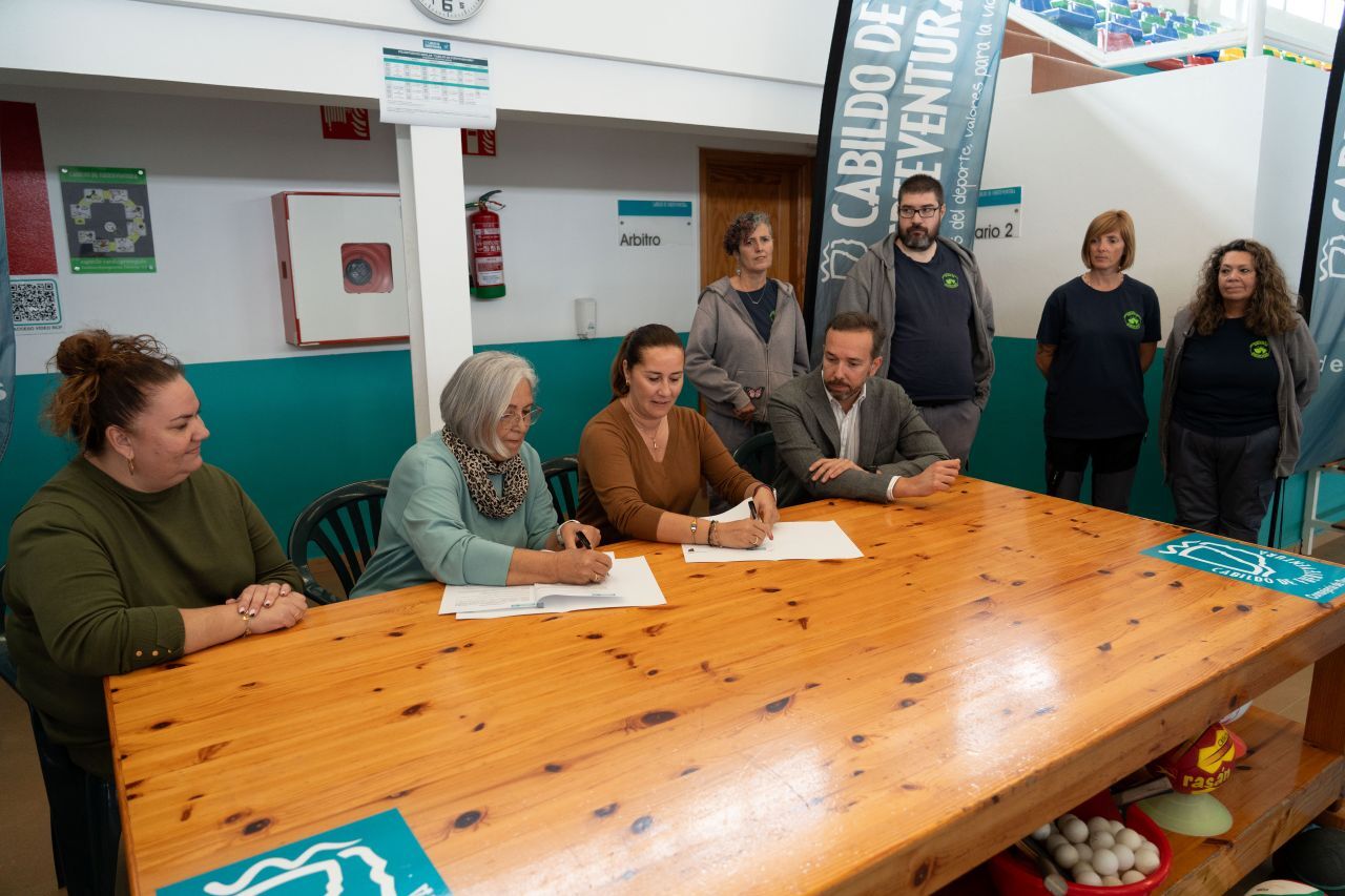 Firma del convenio entre el Cabildo y Adisfuer en el Pabellón Insular.