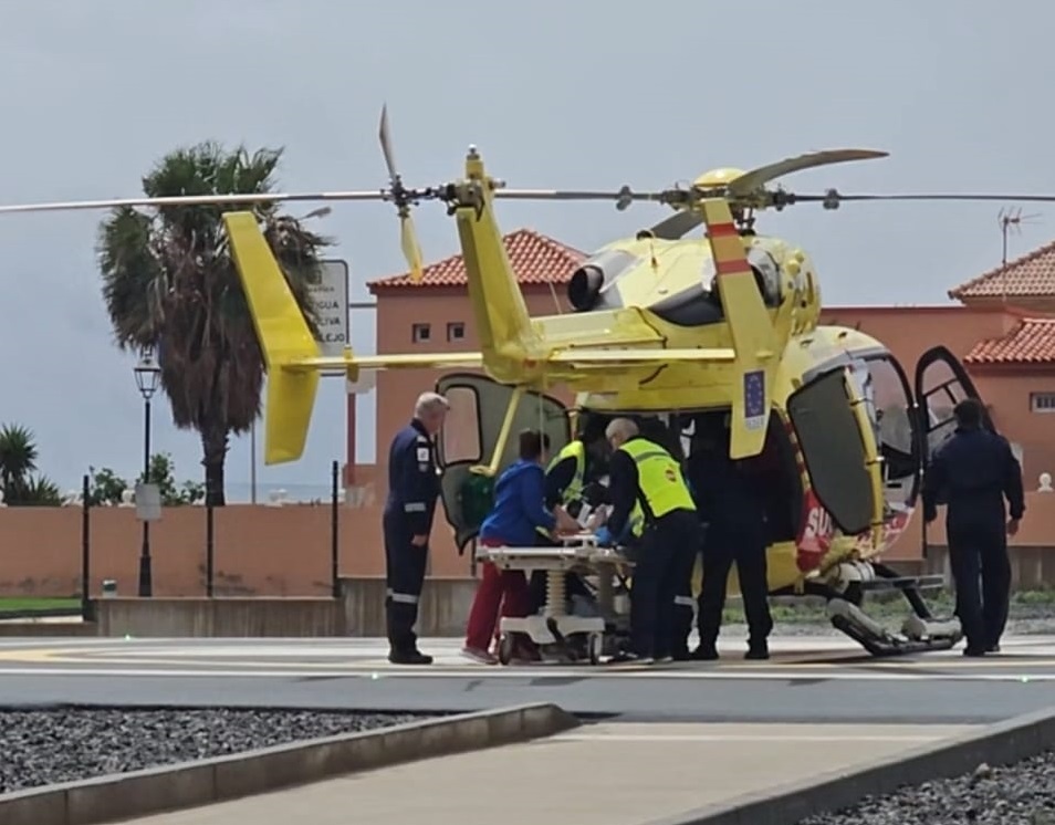 Primer traslado del helicóptero de soporte vital avanzado del SUC en la base de Fuerteventura (1)