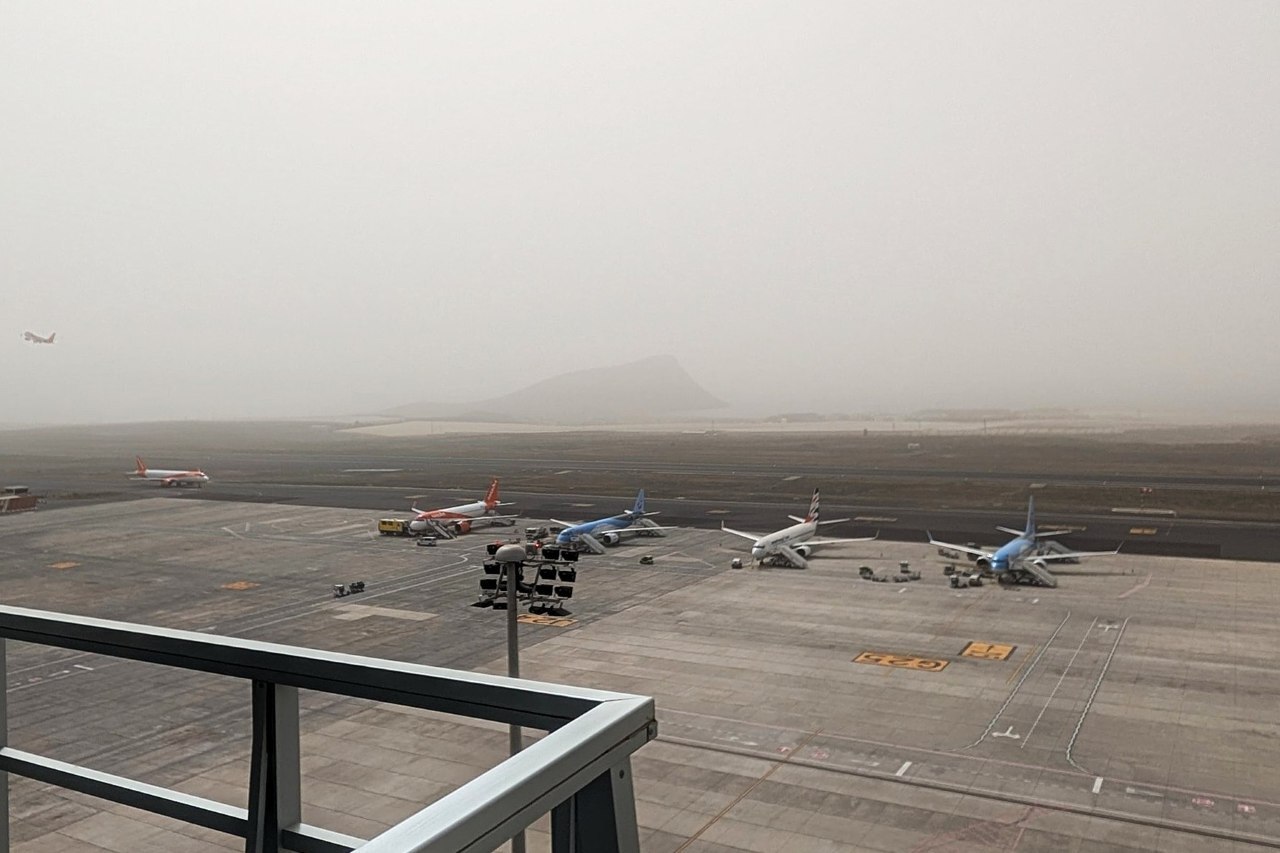 Calima en el Aeropuerto de Tenerife. Imagen de Controladores Aéreos (@controladores en X).