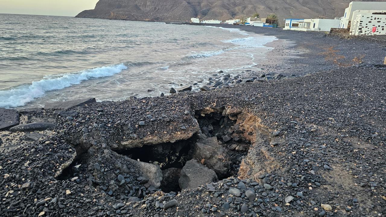 Socavones en la primera línea de costa, ocasionados en Pozo Negro por el temporal.