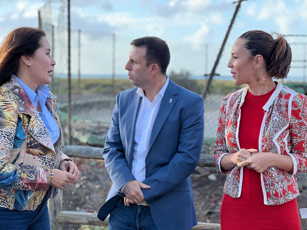 Lola García, Alejandro Jorge y Jéssica de León, en el Saladar de Jandía.