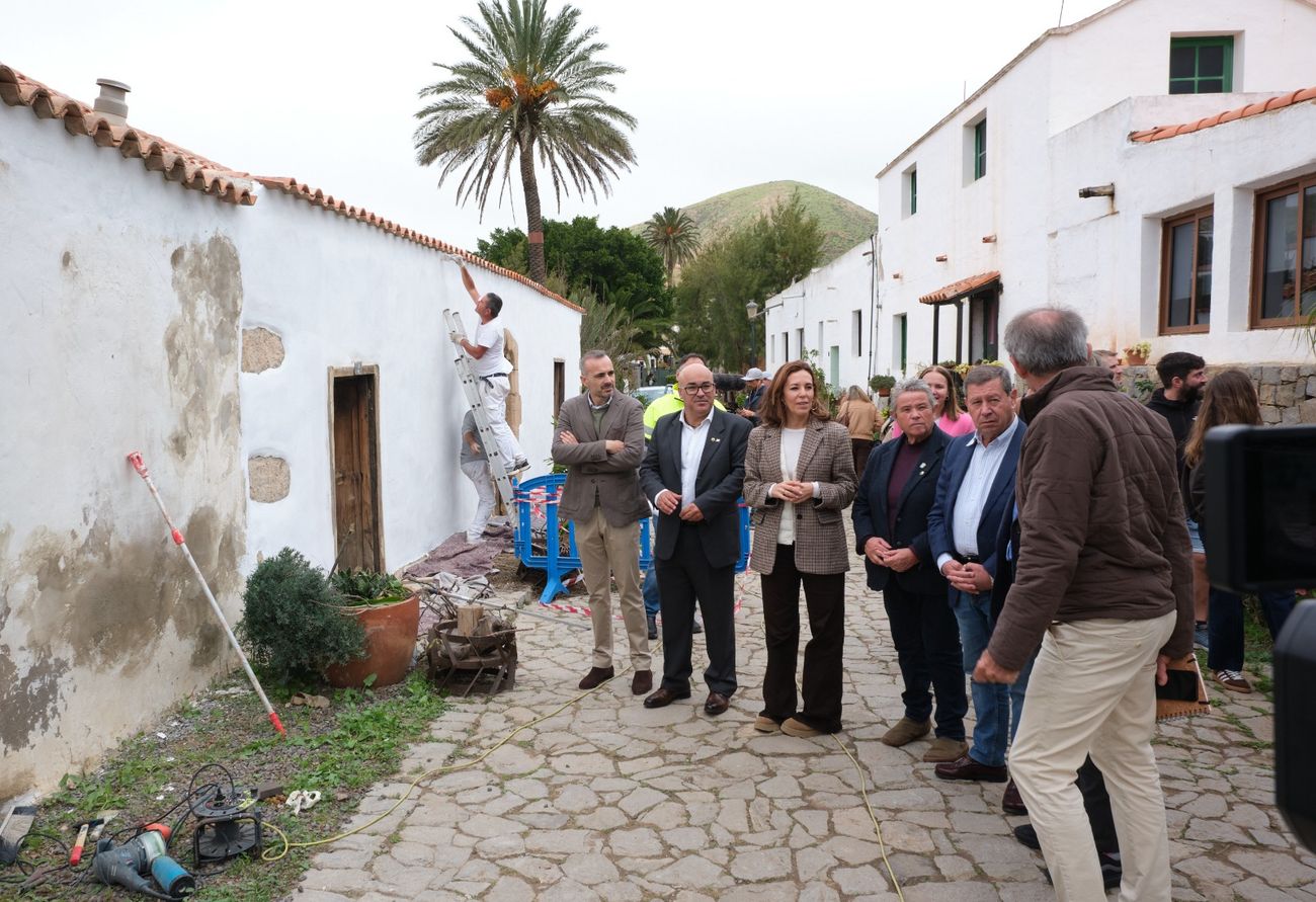 Visita a la restauración de fachadas en Betancuria.