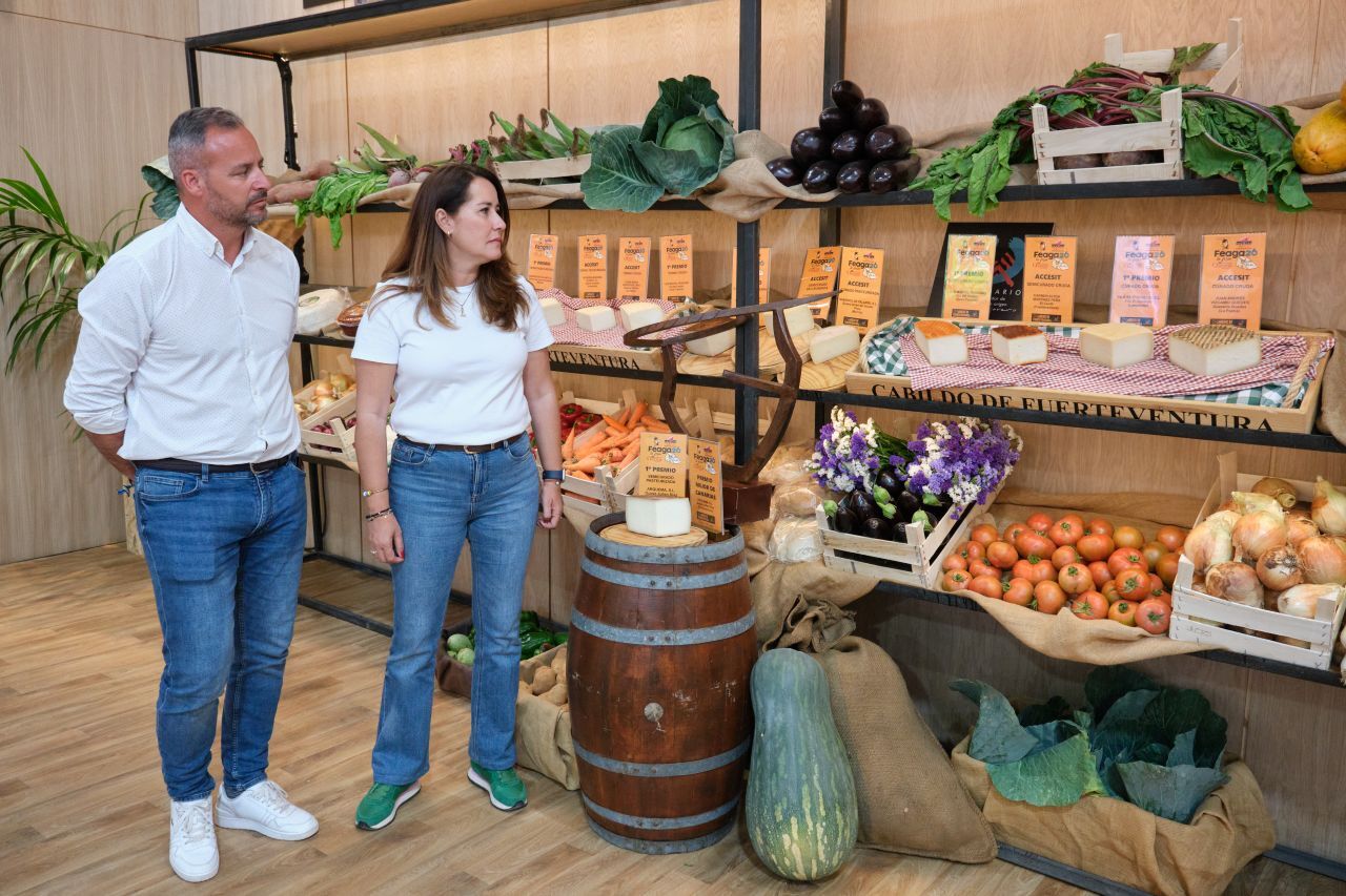 La presidenta y el consejero, con los quesos galardonados en los Premios Tabefe de Feaga 2026.