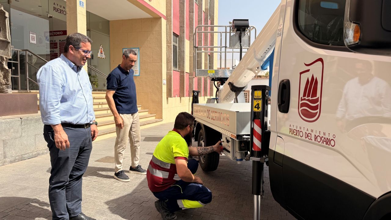 camión ayuntamiento puerto cesta elevadora