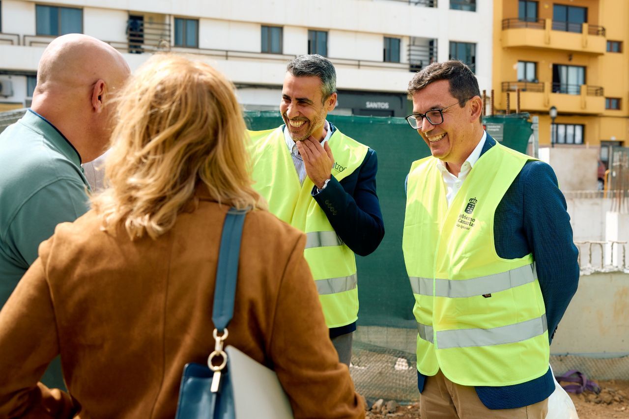 Isaí Blanco y Pablo Rodríguez, en la visita del Gobierno de Canarias a la promoción de viviendas en Corralejo.