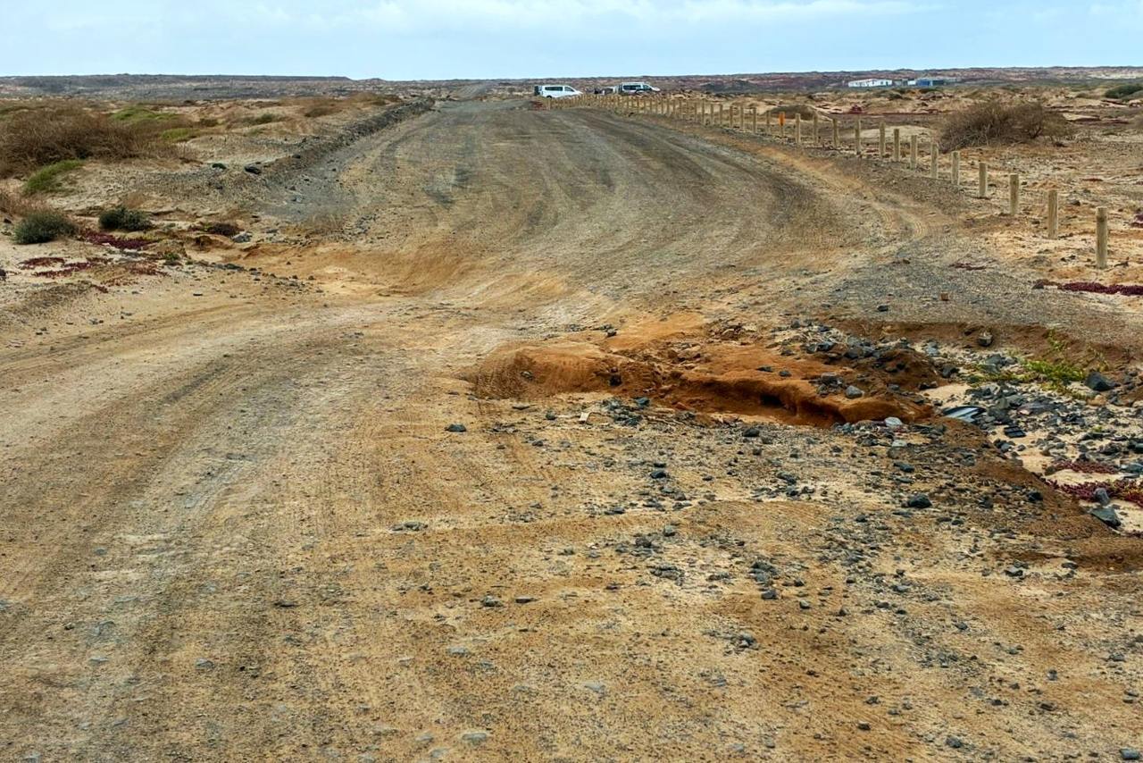 Estado de la pista de Majanicho tras las lluvias del invierno.