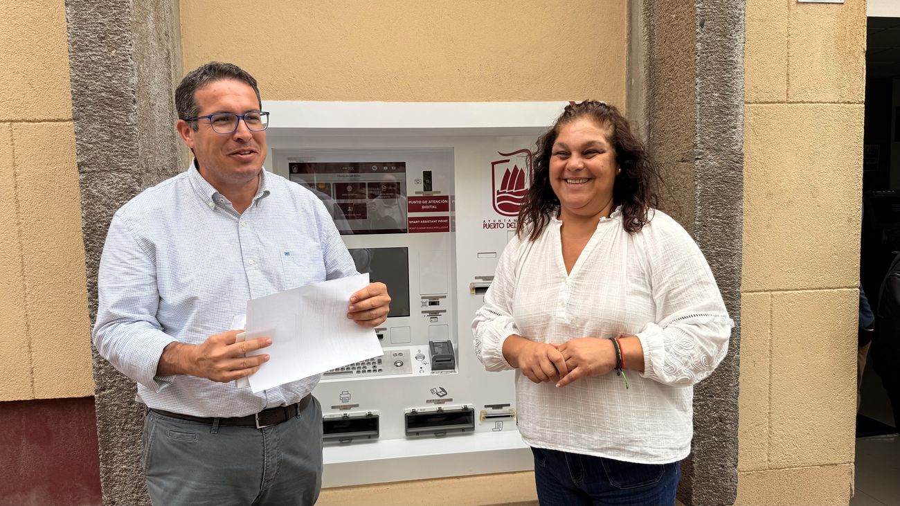 David de Vera y Rosa Rodríguez, con el nuevo Cajero Autoservicio.
