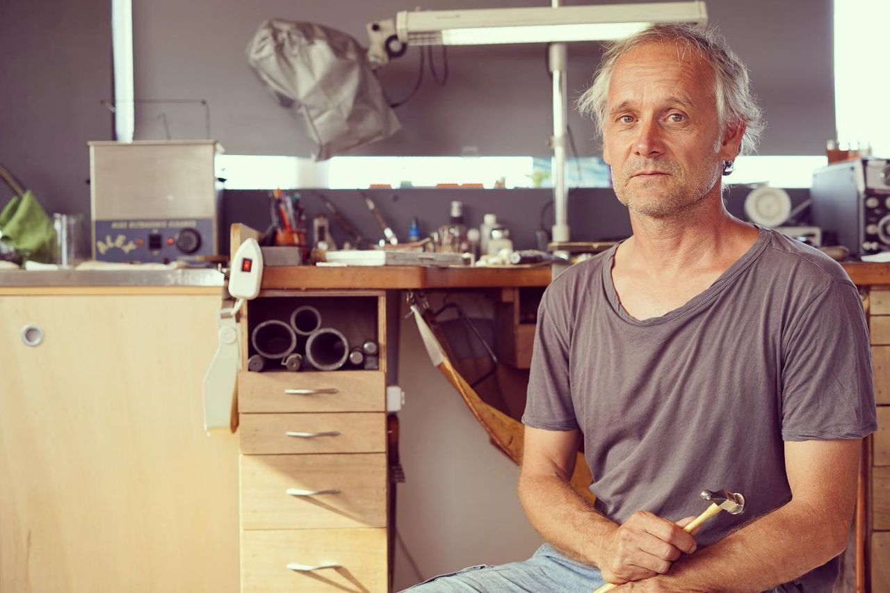 El maestro joyero Bernhard Glauser, Premio Insular de Artesanía 2026, en su taller de Lajares.