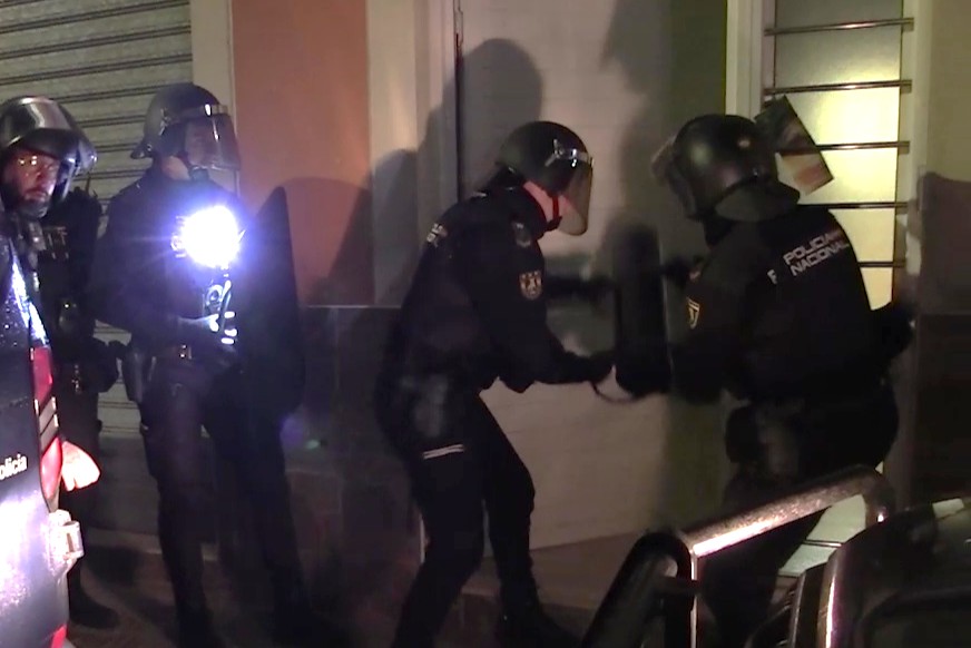 Irrupción de la Policía Nacional en uno de los pisos donde se realizaban las actividades delictivas.