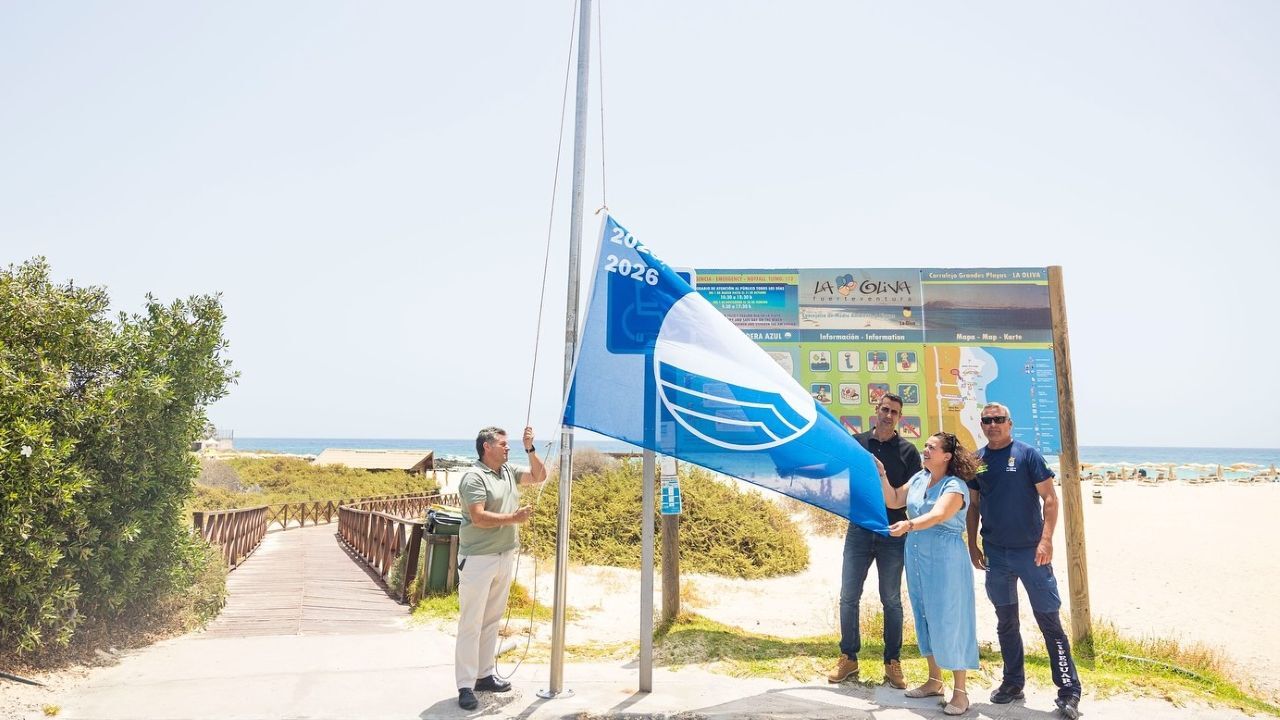 Bandera Azul en las Grandes Playas de Corralejo, izada en 2025.
