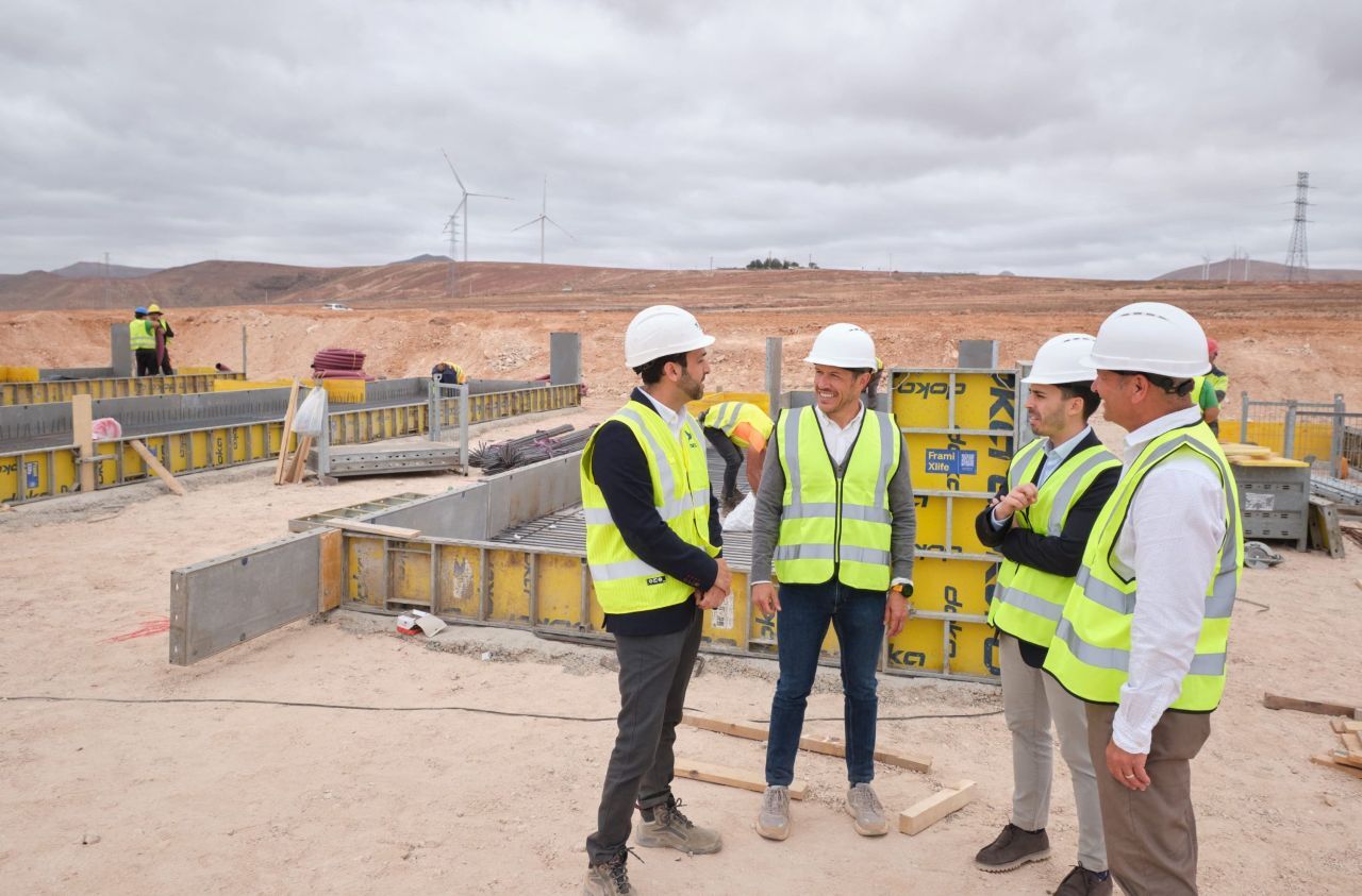 Visita de Zapata a las centrales eléctricas provisionales en La Herradura.