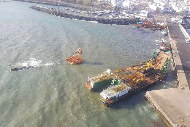 Trabajos de descontaminación en el Muelle de Gran de Tarajal, en marzo de 2018.