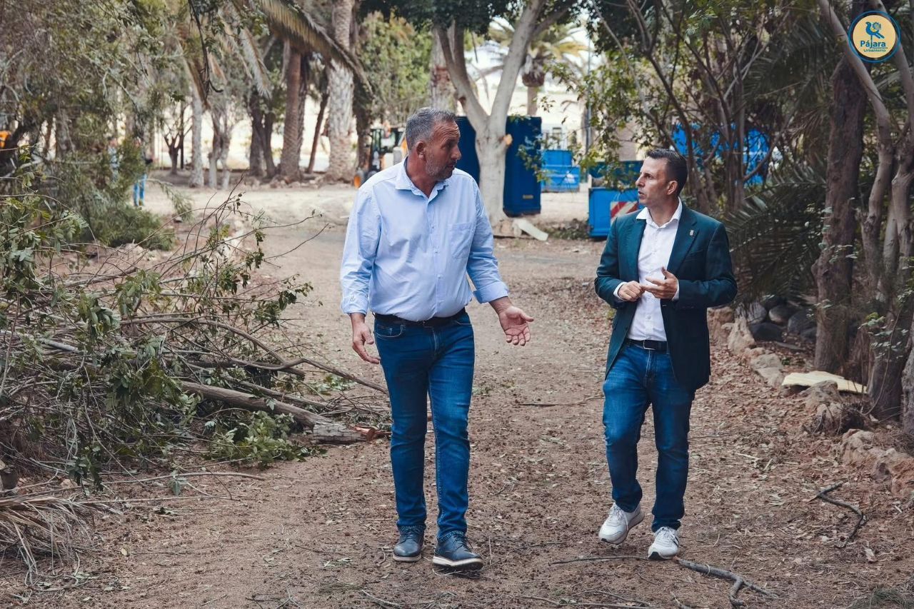 Alejandro Jorge y Alexis Alonso, en el palmeral de Costa Calma.
