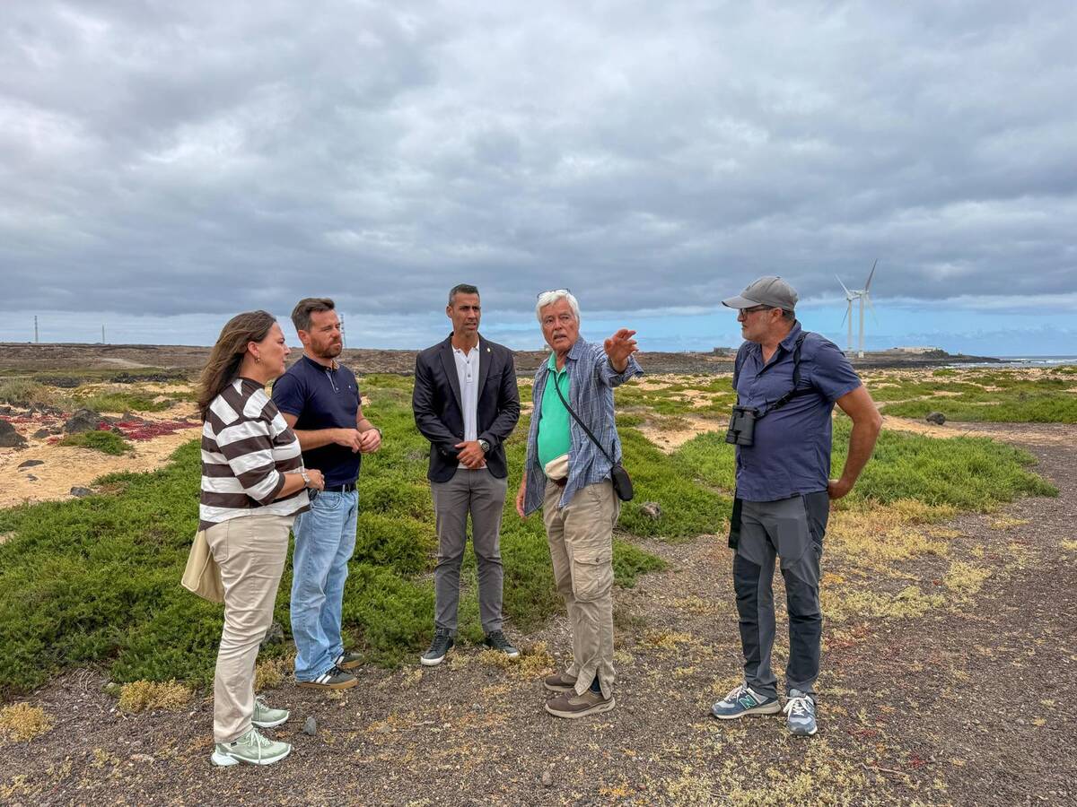 El bioólogo Stephan Scholz, con las autoridades de La Oliva en el Saladar de Bristol.