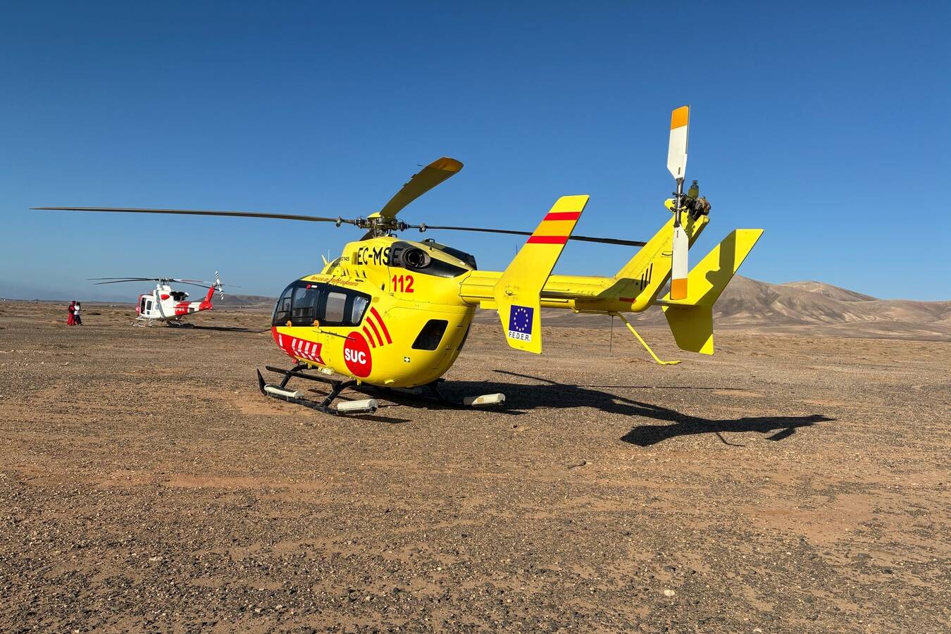 El helicóptero del SUC, aterriza cerca de la costa norte de Fuerteventura, con el del GES al fondo.