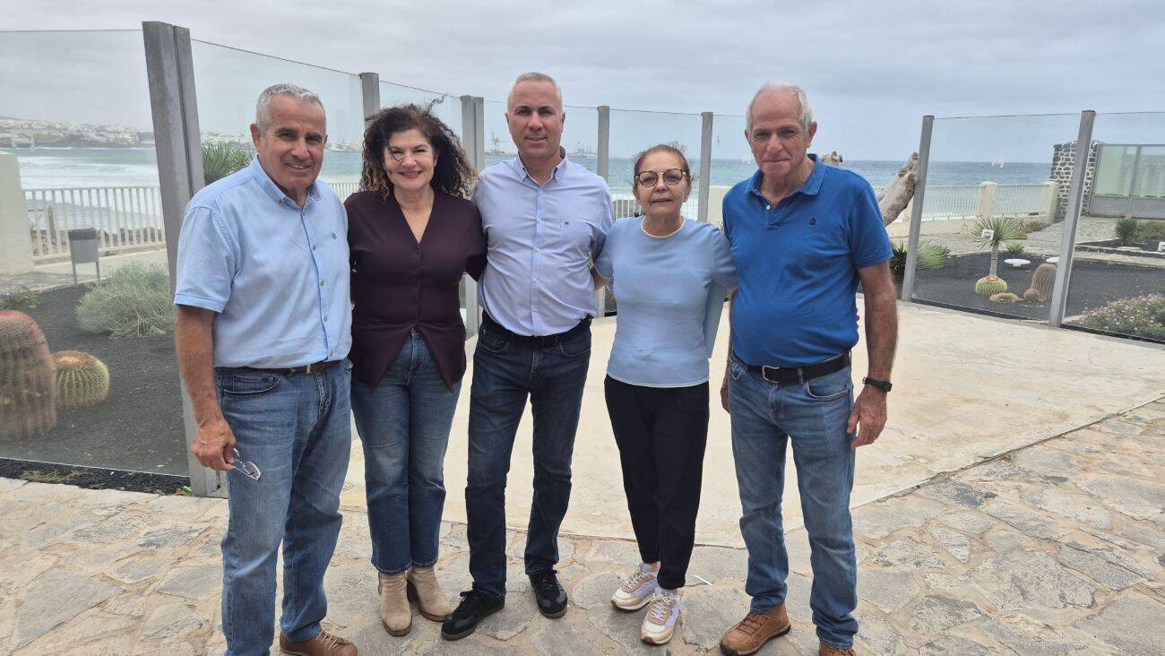 Mario Cabrera, líder de CC, junto a los miembros del partido en Antigua.