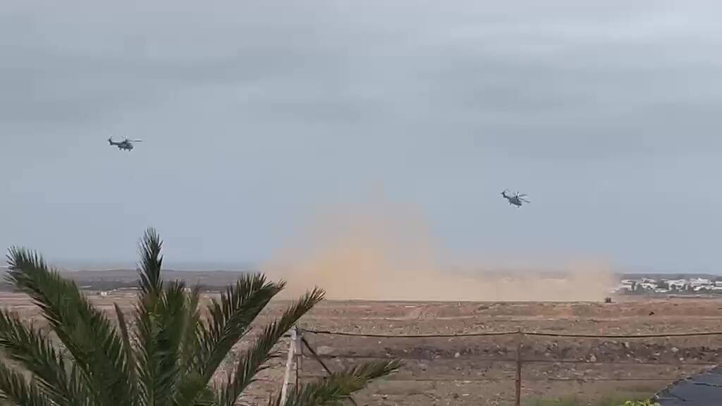 Maniobras militares en helicóptero en El Cotillo.