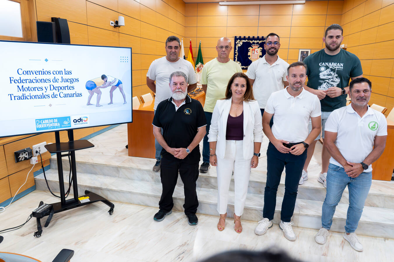 Foto de grupo tras la firma de los convenios con las federaciones de juegos y deportes autóctonos.