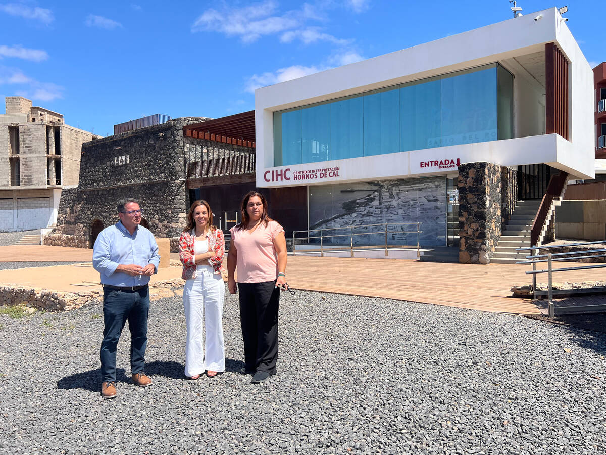 Visita a los Hornos de Cal Puerto del Rosario, una vez acondicionados.