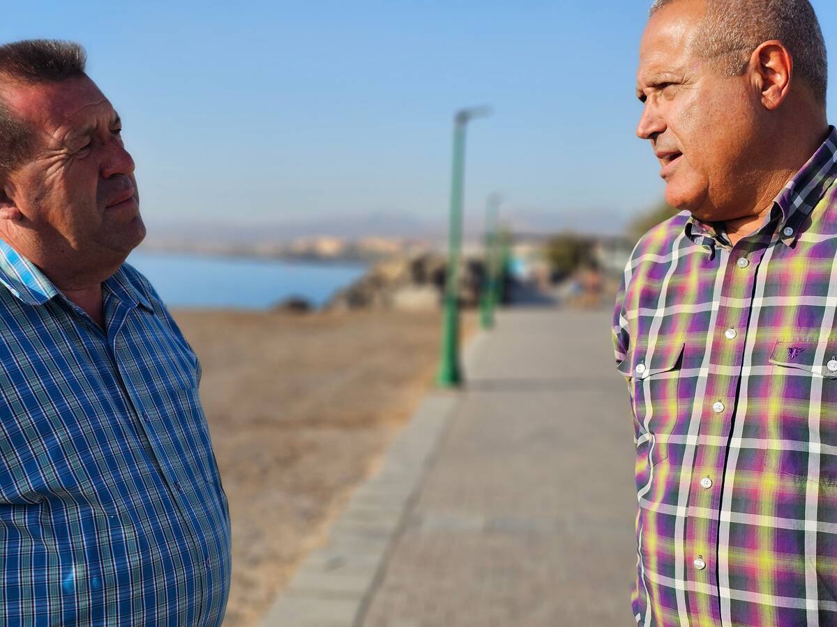 El Alcalde de Antigua, Matías Peña, y el que ha sido su concejal de Parques, Jardines y Medio Ambiente, Juan Cabrera.