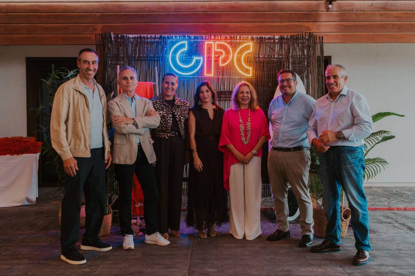 Algunas de las autoridades asistentes junto a la direccción de OPC Publicidad.