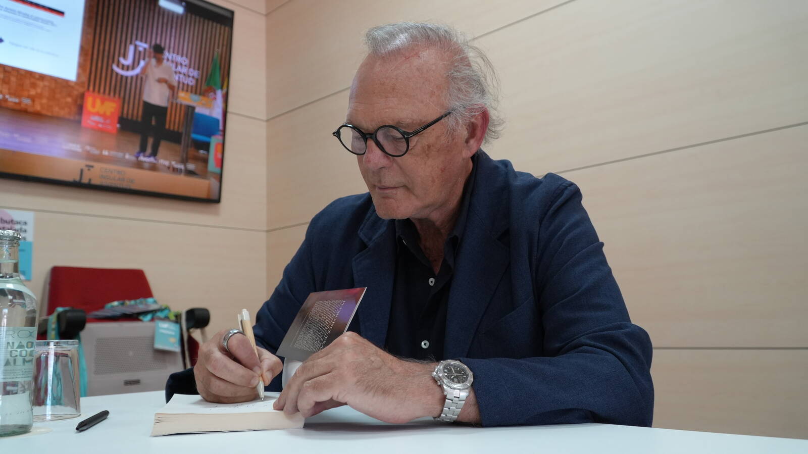 Pedro Piqueras firma en la Universidad de Verano de Fuerteventura.
