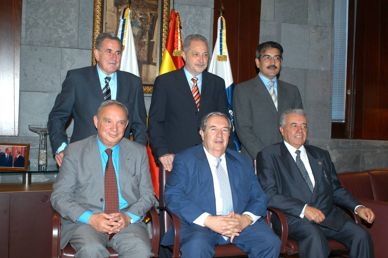 Los expresidentes de Canarias, fotografiados en 2004.