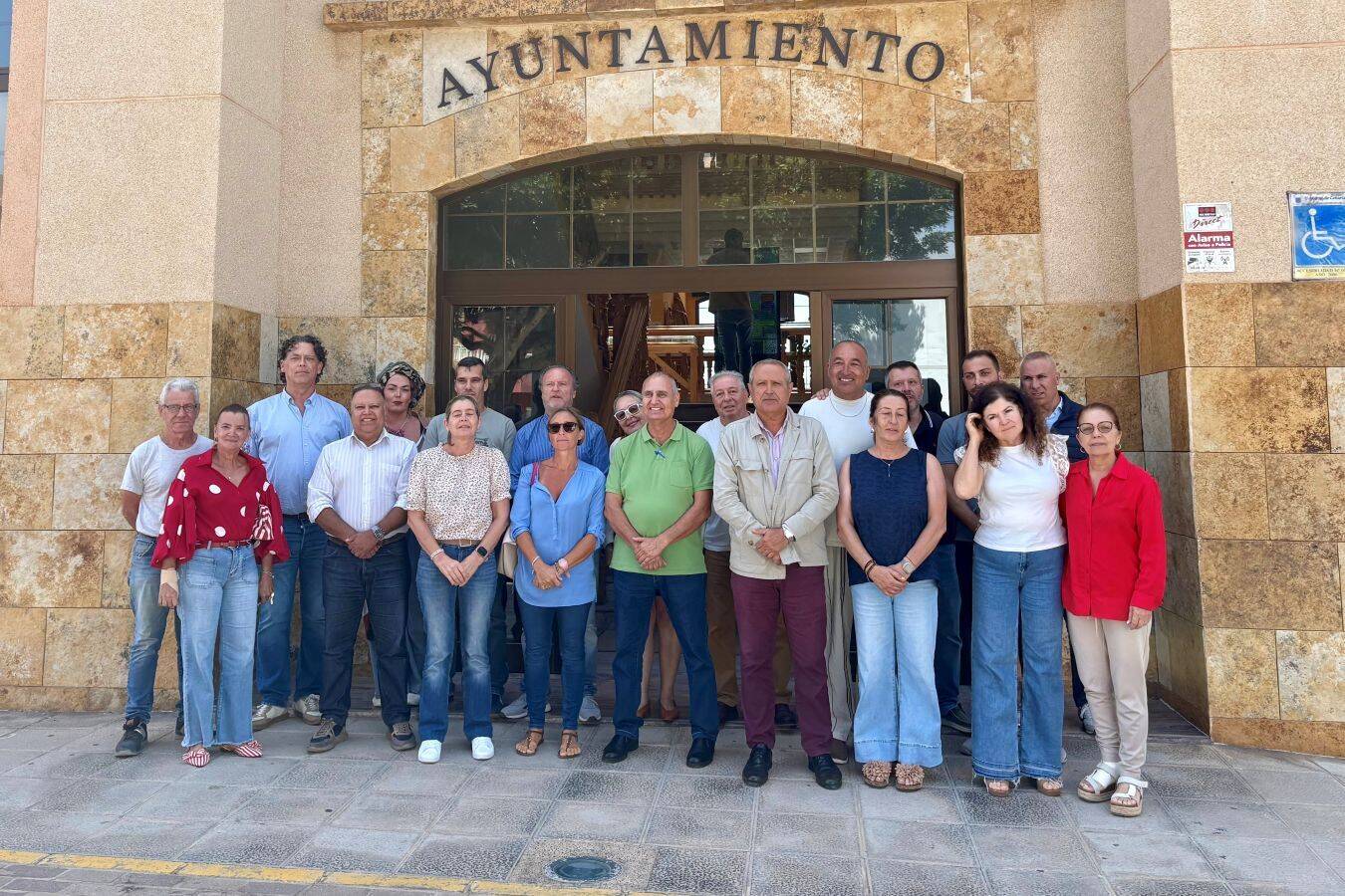 Foto de grupo antes de la reunión con los empresarios en Antigua. 