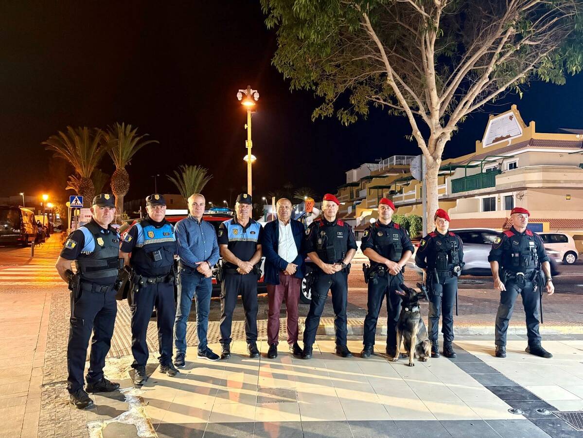 La policía autonómica y la Policía Local de Antigua, en Caleta de Fuste.