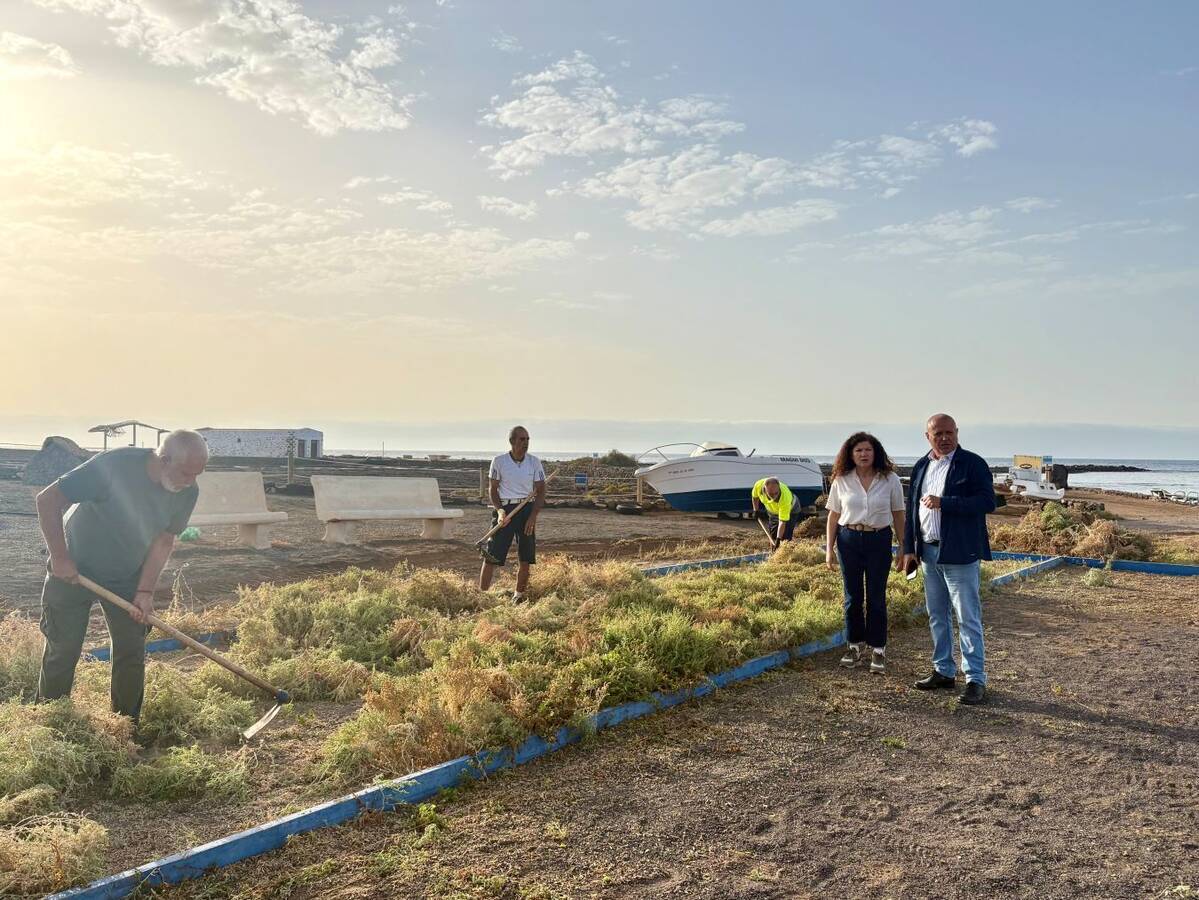 El Ayuntamiento de Antigua actúa con un plan de limpieza en Las Salinas del Carmen.

 

El alcalde, Juan Cabrera, anuncia un plan de limpieza de choque en la localidad de Las Salinas, muy demandado por el vecindario, para que el pueblo luzca más bonito en sus fiestas patronales.
 

La concejala del área, Lucila Guillermina Ruiz Gutiérrez, informa que se ha iniciado una limpieza integral del núcleo con la limpieza de matos, retirada de la poda de palmeras y recogida de basura.
 

El Ayuntamiento de Antigua ha iniciado un plan de limpieza de choque en Las Salinas del Carmen esta semana para que el pueblo luzca más bonito en sus fiestas patronales.

 

El alcalde Juan Cabrera afirma que se ha mandado a una cuadrilla a la localidad para la limpieza de matos, vegetación, basura y residuos. “Esta era una demanda vecinal y este Gobierno se compromete a escuchar a todo el vecindario y a las asociaciones para solucionar sus necesidades, como es el caso del pueblo de Las Salinas que ya nos ha agradecido la batida y limpieza de la localidad”, explica.

 

Por su parte, la concejala de Limpieza, Residuos y Festejos, Lucila Guillermina Ruiz Gutiérrez, informa que se ha iniciado una limpieza integral del núcleo. “En los jardines se han arrancado los matos, se ha recogido la vegetación de la poda de palmeras, se han limpiado calles y retirado la basura”, informa.

 

“Durante toda la semana vamos a trabajar en Las Salinas del Carmen, se van a acondicionar las canchas de bola canaria y el resto de los espacios públicos para que el vecindario pueda disfrutar de un entorno limpio y sano en las fiestas”, resume la concejala. Por eso, pide la colaboración vecinal para conseguirlo y que se pueda realizar un mantenimiento durante todo el verano.