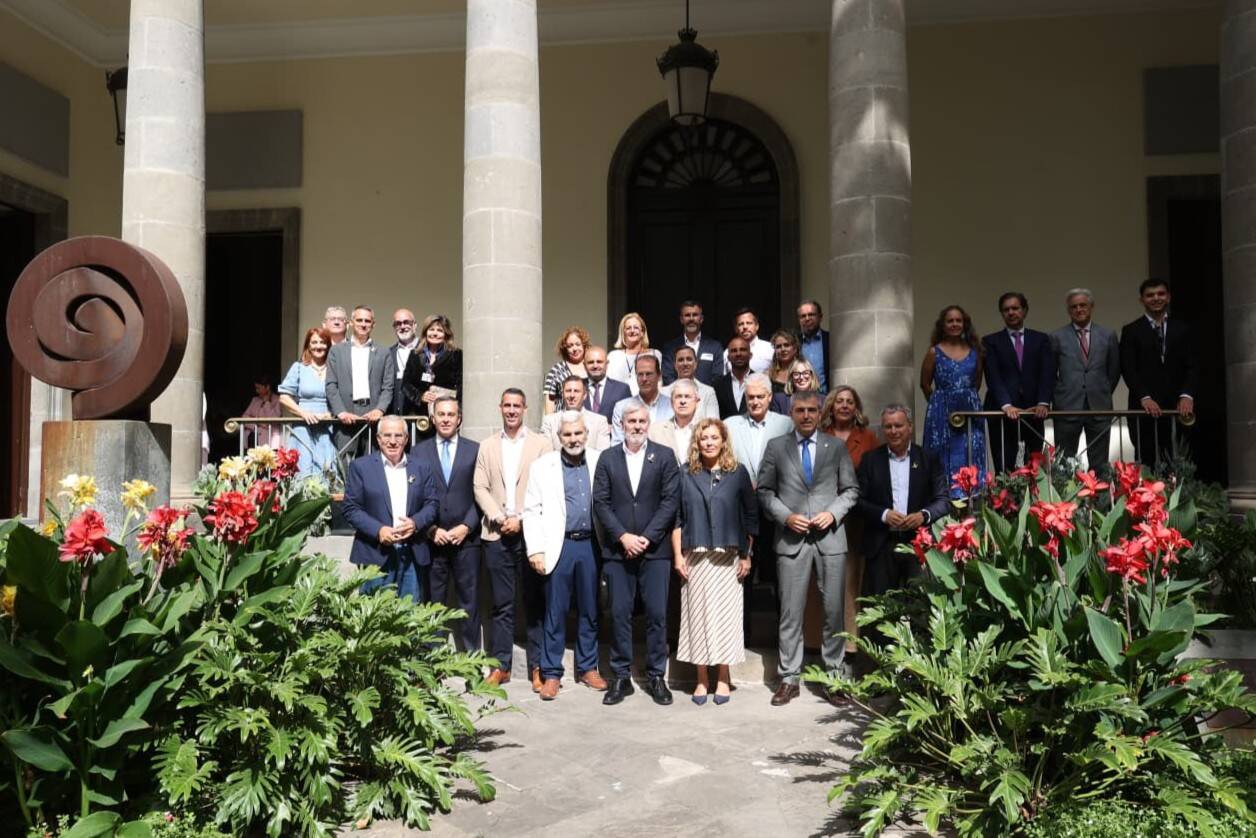 Ayuntamientos, cabildos, y Gobierno de Canarias acudieron a la aprobación de la Ley de Municipios Turísticos en el Parlamento.