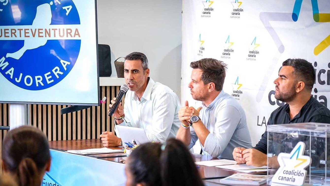 Isaí Blanco en la sede de CC, junto a David Fajardo y Juan José Rodríguez.