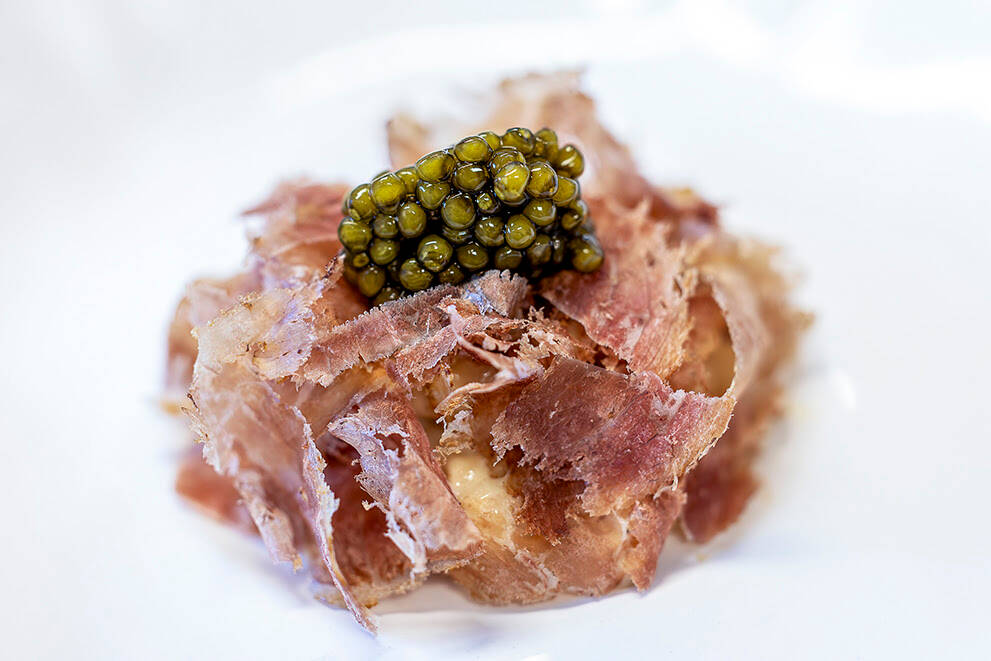 Imagen del plato de cabra-bushi, del menú Flor y néctar de cabra de El Pellizco.