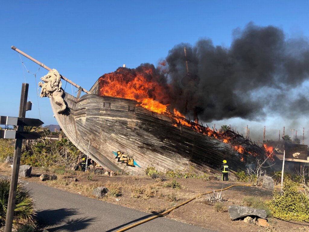 Incendio del galeón del parque Baku, en 2019.