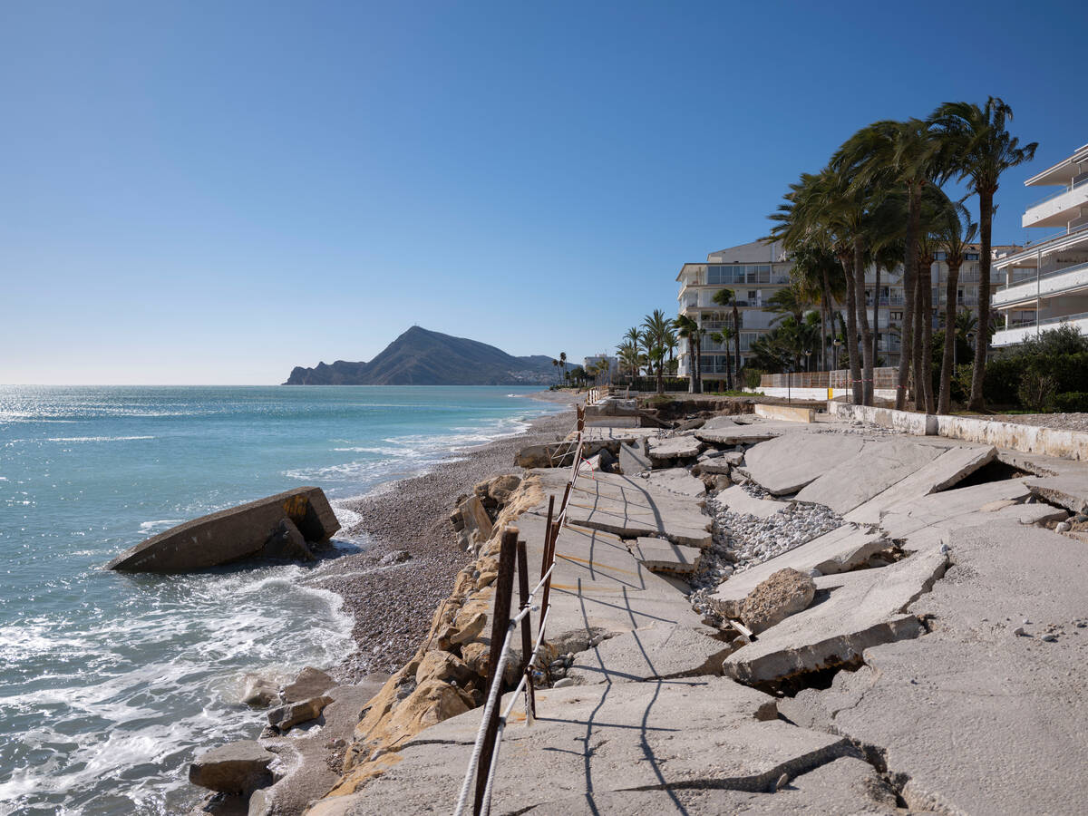 Paseo marítimo derrumbado por el mar en Cap Negret Beach, Altea, Alicante | ©Greenpeace, 2026.