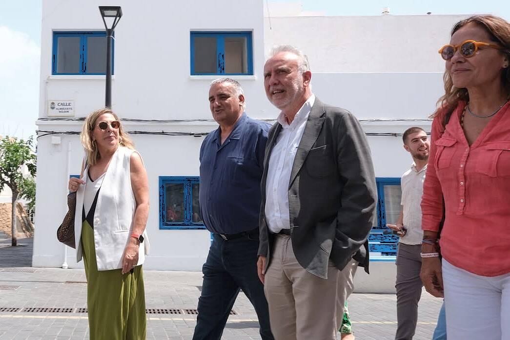 Torres en Corralejo, junto a otros cargos públicos del PSOE insular.