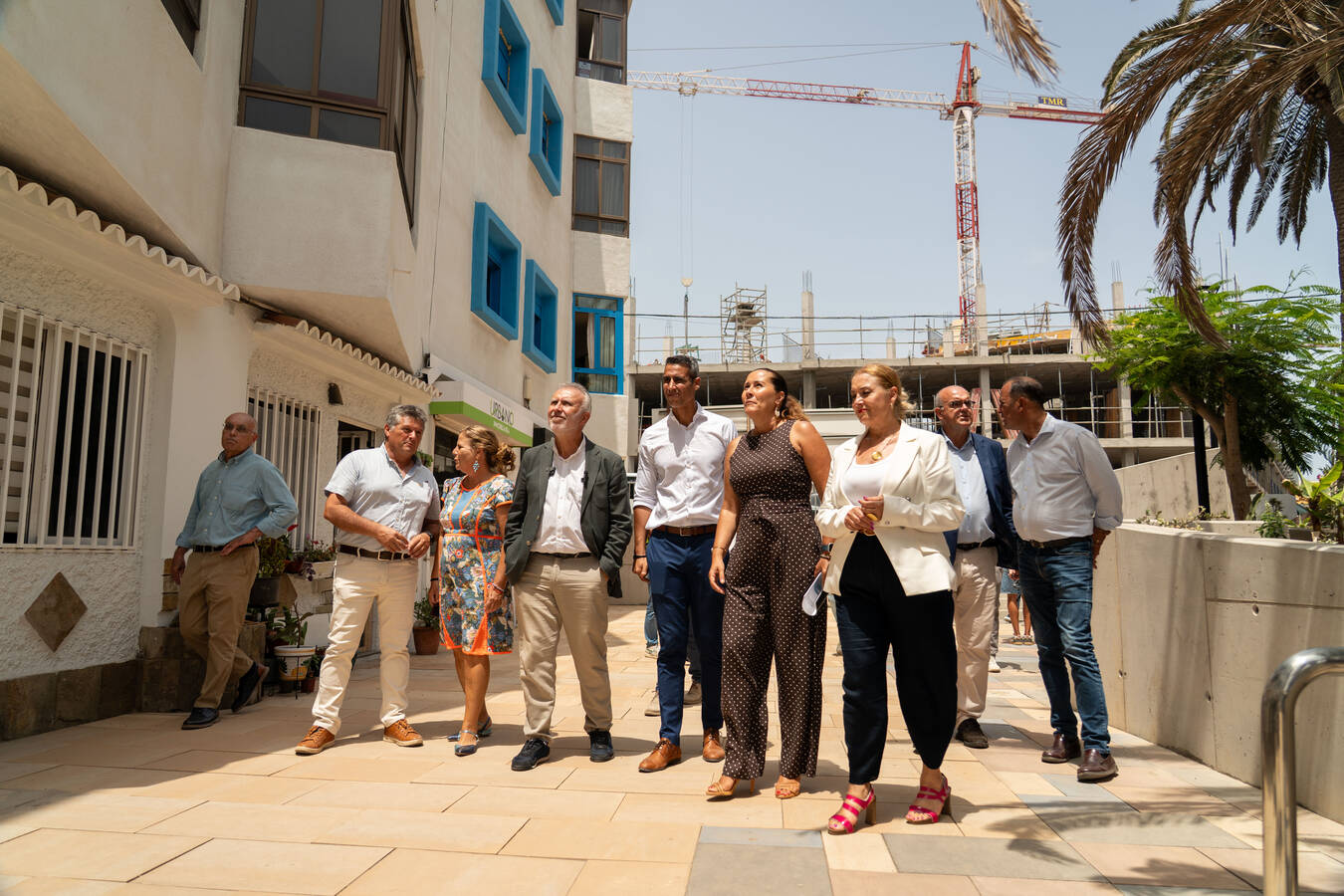 Visita de Torres a las viviendas de Corralejo.