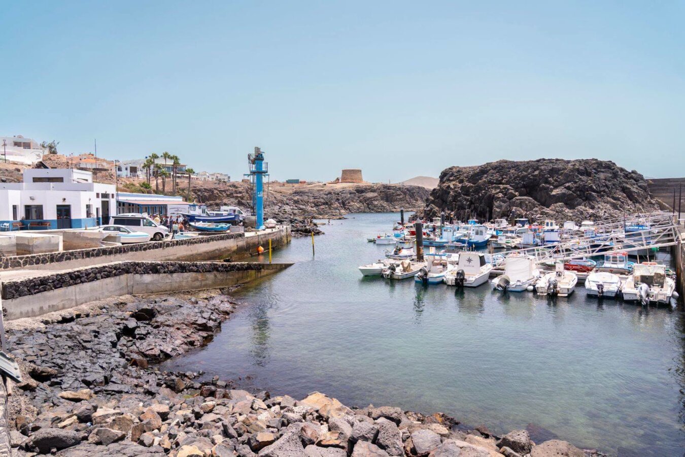Refugio pesquero de El Cotillo, en una imagen de la visita del Gobierno de Canarias para dar inicio a las obras de reforma.
