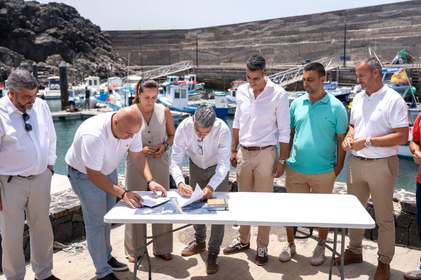 Firma para el inicio de las obras en el Muelle de El Cotillo.