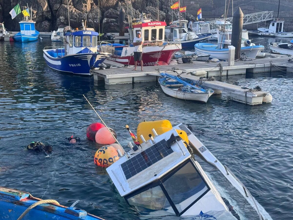 Rescate de la embarcación que encalló en El Cotillo, durante las fiestas del Buen Viaje.